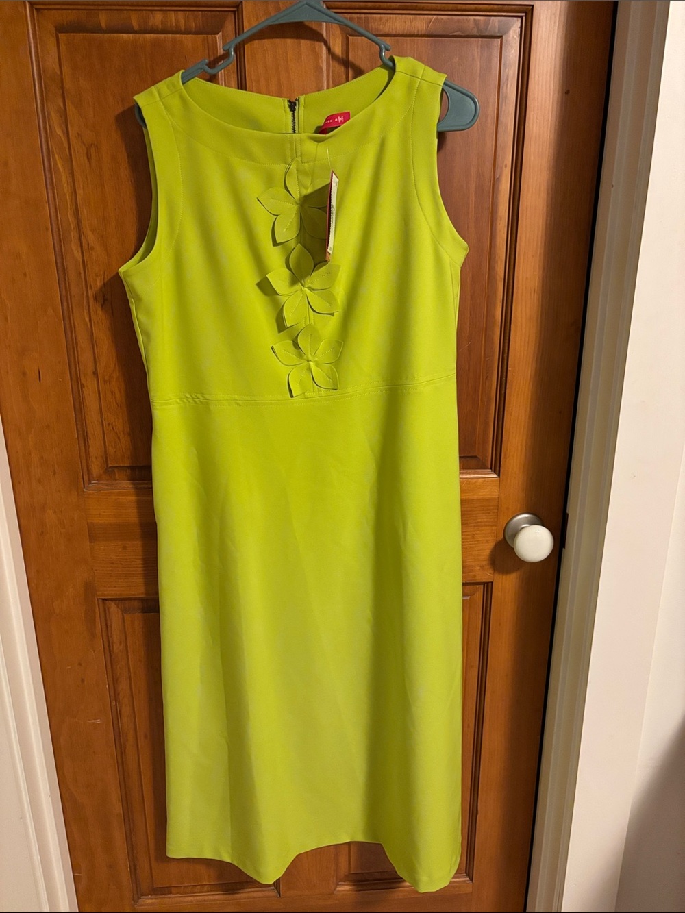 IC Collection Knit Boat Neck Sleeveless Floral Applique MIDI Dress. NWT Small